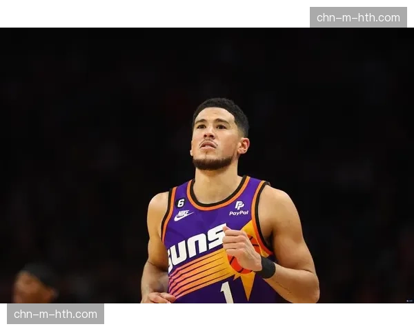 现场观察：太阳布克在成功制造进攻犯规后，迅速参与快下得分