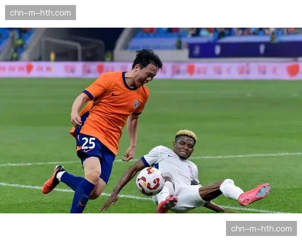 特写：梅州客家球员在对方禁区摔倒，VAR长时间回看判定是否点球