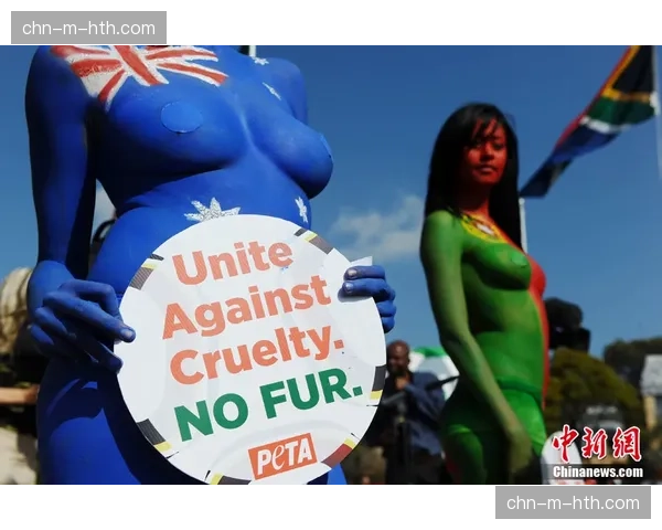 场外动态：比赛期间，球场外有环保组织成员进行短暂和平示威